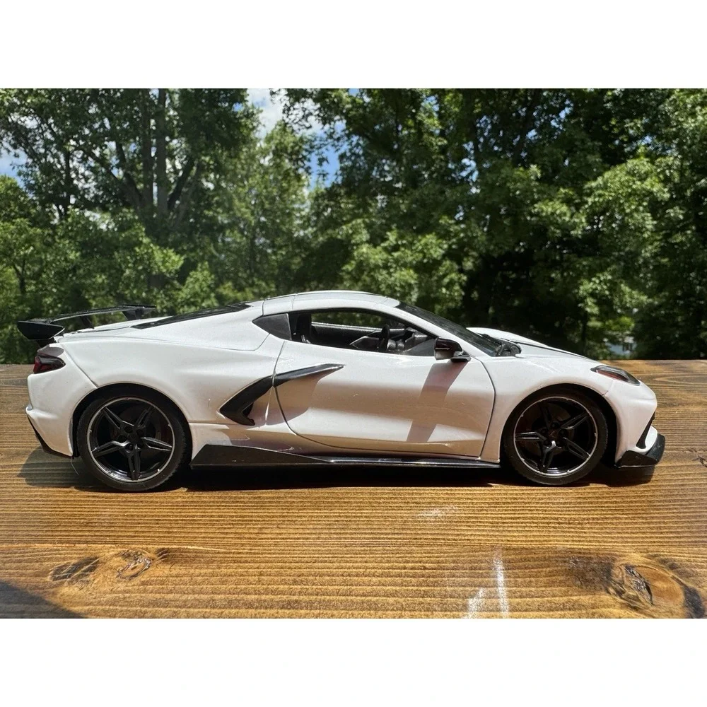 2020 Chevrolet Corvette Stingray C8 White Black Stripe 1:18 Maisto Diecast